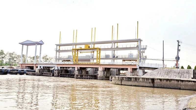 Cống Xuân Hòa, xã Xuân Đông, huyện Chợ Gạo (Tiền Giang) vận hành lấy nước ngọt cho vùng ngọt hóa Gò Công. Ảnh: NGUYỄN SỰ