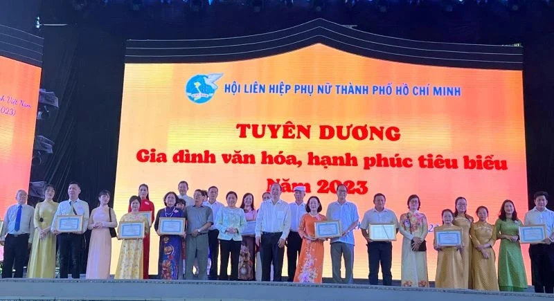 Hội Liên hiệp Phụ nữ Thành phố Hồ Chí Minh tuyên dương 50 gương gia đình văn hóa, hạnh phúc tiêu biểu năm 2023. Ảnh: YẾN NGỌC