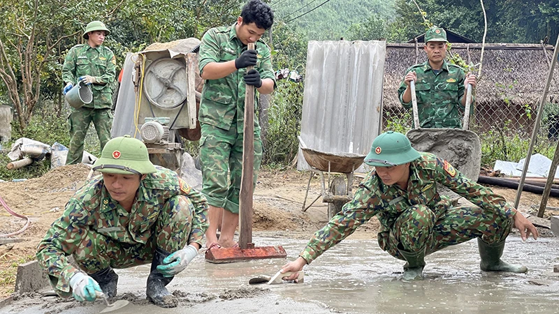 Cán bộ, chiến sĩ Đồn Biên phòng Tam Hợp (Bộ đội Biên phòng tỉnh Nghệ An) hỗ trợ nhân dân làm đường giao thông.