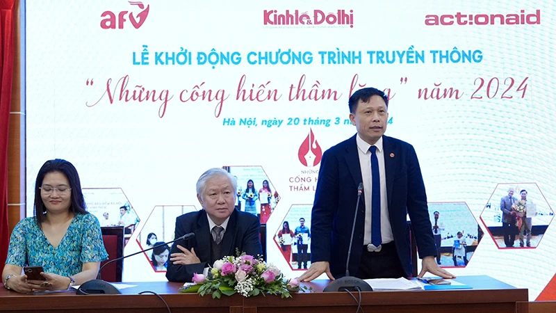 Ban tổ chức trao đổi tại lễ phát động chương trình truyền thông "Những cống hiến thầm lặng" năm 2024.