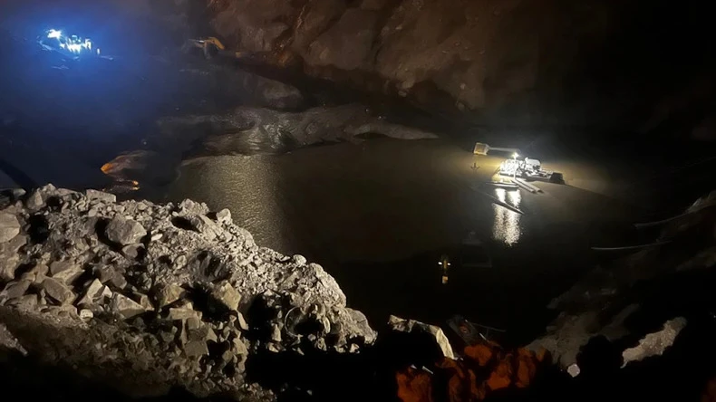 Hiện trường vụ tai nạn lao động do sự cố tụt lở tầng khai thác tại khu vực moong (mức -260m) Công ty Than Cọc Sáu, Quảng Ninh, ngày 21/12/2023 khiến 1 người tử vong, 1 người mất tích và 6 người bị thương. (Ảnh: nhandan.vn)