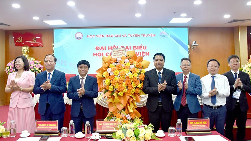 Ban lãnh đạo Học viện Báo chí và Tuyên truyền tặng hoa chúc mừng Đại hội. (Ảnh: AJC)
