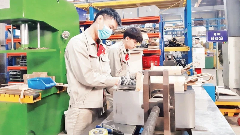 Lao động tại Công ty CP Thiết bị điện MBT, điểm công nghiệp Sông Cùng, xã Đồng Tháp, huyện Đan Phượng, Hà Nội. (Ảnh: NGUYÊN TRANG)