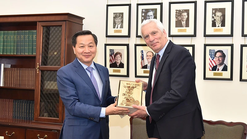 Phó Thủ tướng Lê Minh Khái gặp Chủ tịch Hội đồng Cố vấn kinh tế quốc gia thuộc Nhà trắng J.Bernstein. Ảnh VGP