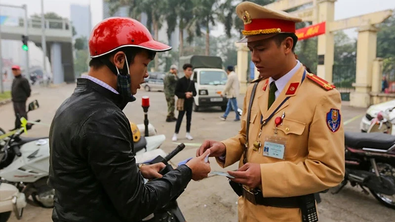 Bộ Công an đề xuất quy định mới về điểm, trừ điểm giấy phép lái xe trong dự thảo Luật Trật tự, an toàn giao thông đường bộ. (Ảnh TUẤN TRUNG)