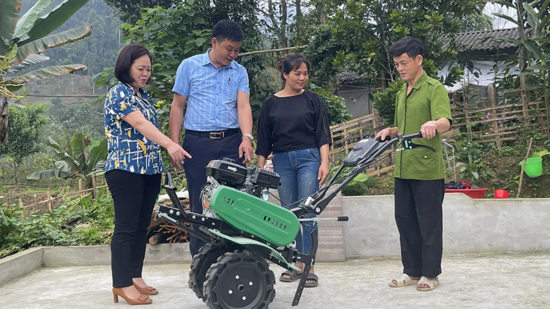 Hỗ trợ máy sản xuất cho nông dân nghèo xã Hồng Ca, huyện Trấn Yên, tỉnh Yên Bái. (Ảnh: THANH SƠN)