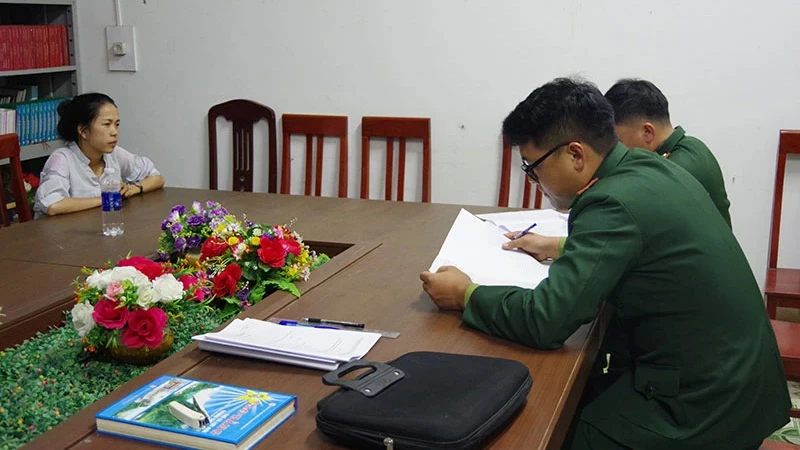 Đồn Biên phòng Cần Yên, Bộ Chỉ huy Bộ đội Biên phòng tỉnh Cao Bằng lấy lời khai đối tượng mua bán người. (Ảnh: MINH TUẤN)