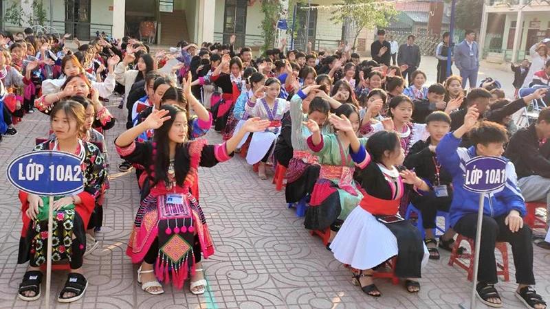 Học sinh trường Trường phổ thông dân tộc nội trú trung học phổ thông huyện Tủa Chùa trong giờ sinh hoạt dưới cờ.
