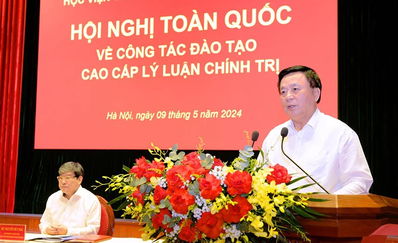 GS,TS Nguyễn Xuân Thắng, Ủy viên Bộ Chính trị, Giám đốc Học viện Chính trị quốc gia Hồ Chí Minh, Chủ tịch Hội đồng Lý luận Trung ương phát biểu tại hội nghị. (Ảnh: hcma.vn)