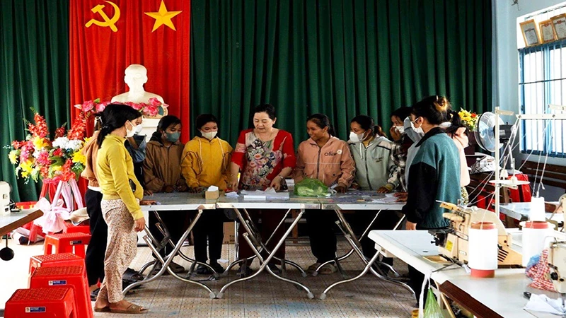 Đại diện Mặt trận Tổ quốc và Hội Liên hiệp Phụ nữ huyện Thuận Bắc, tỉnh Ninh Thuận giám sát lớp đào tạo nghề may công nghiệp cho chị em dân tộc thiểu số địa phương.
