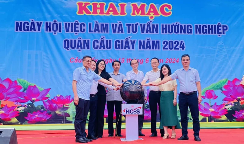 Khai mạc Ngày hội việc làm và tư vấn hướng nghiệp quận Cầu Giấy năm 2024. (Ảnh: HCES)