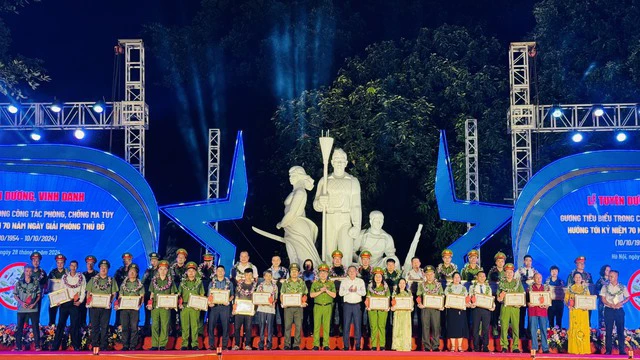 Tuyên dương điển hình tiên tiến trong công tác phòng, chống ma túy của Thủ đô. (Ảnh: VGP)