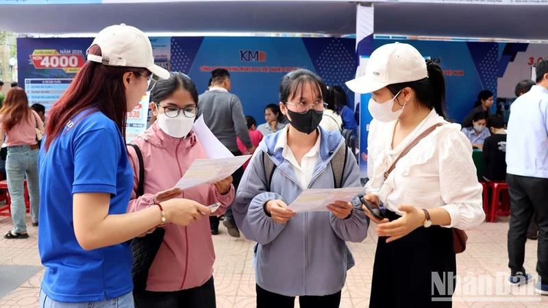 Các bạn trẻ tìm hiểu thông tin về ngành/nghề tại Ngày hội việc làm tỉnh Quảng Ngãi, tháng 2/2024. (Ảnh: HIỂN CỪ)