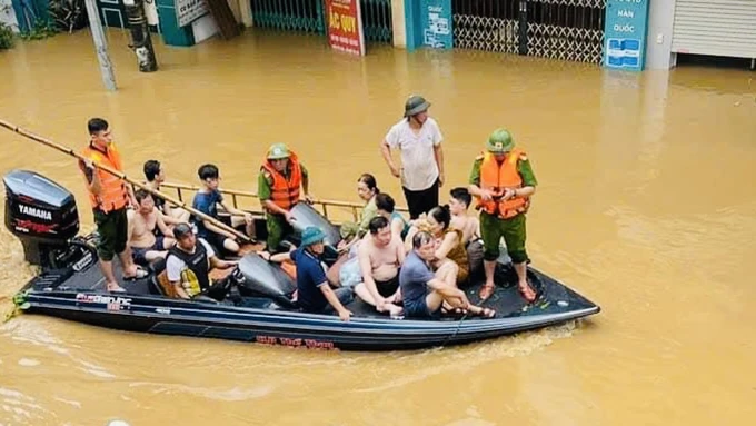 Các lực lượng quân đội, công an tham gia cứu dân khỏi vùng ngập lũ nguy hiểm.