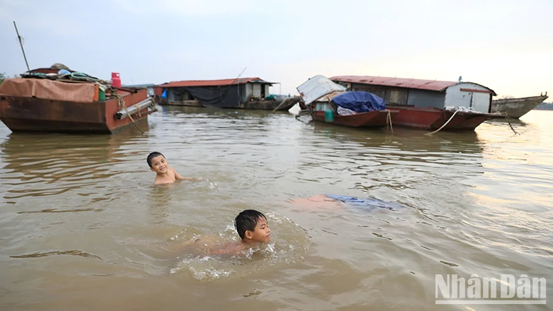 Trẻ em tập bơi tại làng chài Văn Đức, xã Văn Đức, huyện Gia Lâm, Hà Nội. (Ảnh THÀNH ĐẠT)