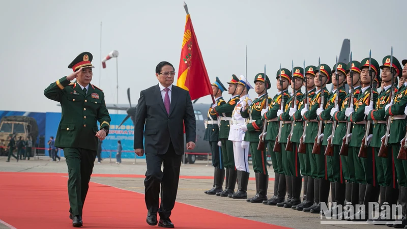 Thủ tướng Phạm Minh Chính và Đại tướng Phan Văn Giang, Ủy viên Bộ Chính trị, Phó Bí thư Quân ủy Trung ương, Bộ trưởng Quốc phòng duyệt đội danh dự tại Lễ khai mạc Triển lãm Quốc phòng quốc tế Việt Nam 2024. (Ảnh: SƠN TÙNG)