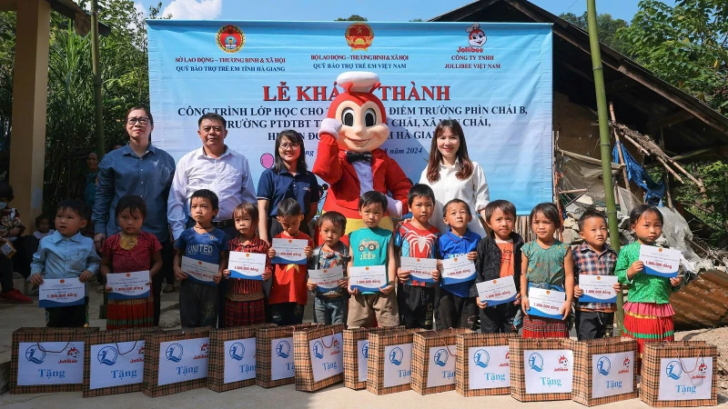 Một hoạt động hỗ trợ trẻ em ở địa bàn khó khăn tại tỉnh Hà Giang. (Ảnh NFVC)