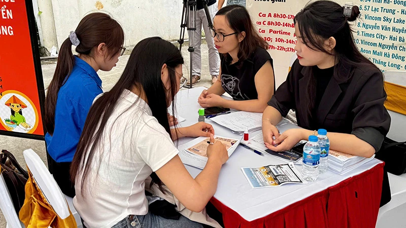 Các sinh viên tìm hiểu cơ hội việc làm tại sự kiện.