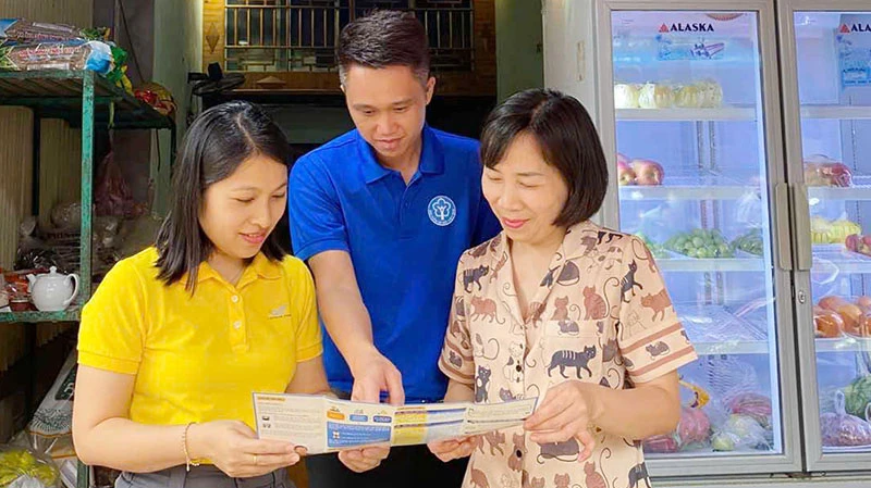 Nhân viên bưu điện tư vấn chính sách bảo hiểm xã hội tự nguyện tại các địa bàn. (Ảnh: Ban tổ chức)