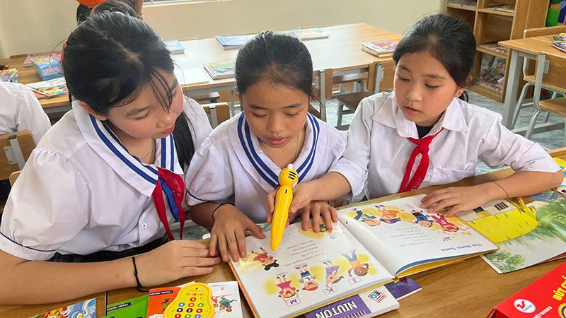 Học sinh Trường Phổ thông dân tộc bán trú tiểu học Mai Sơn đọc sách tại thư viện mới. (Ảnh NFVC) 