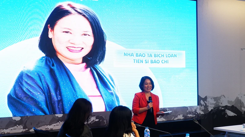 Nhà báo Tạ Bích Loan chia sẻ tại tọa đàm. (Ảnh NGÂN ANH)