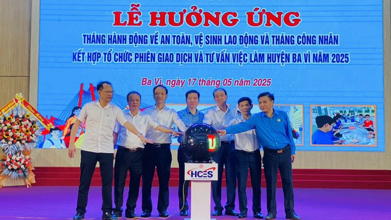 Khai trương phiên giao dịch việc làm huyện Ba Vì, Hà Nội. (Ảnh HCES)
