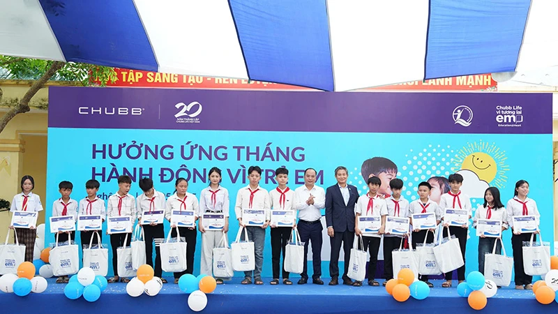 Đại diện ban tổ chức trao học bổng và quà cho trẻ em có hoàn cảnh khó khăn của Trường trung học cơ sở Vạn Phong, huyện Diễn Châu, tỉnh Nghệ An.