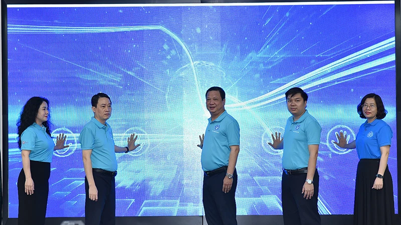 Các đại biểu trong ban tổ chức bấm nút phát động lễ ra quân. (Ảnh HSS)