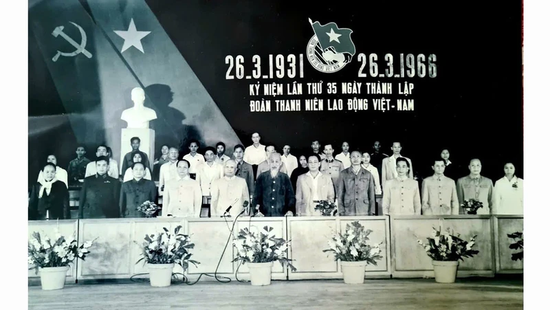  Đoàn chủ tịch Lễ kỷ niệm 35 năm thành lập Đoàn thanh niên Lao động Việt Nam. Trong ảnh: Đồng chí Nguyễn Thanh Tân (đứng hàng sau phía dưới tượng Bác Hồ).