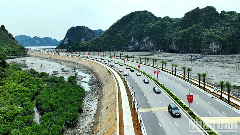 Đường bao biển Hạ Long-Cẩm Phả kết nối hai trung tâm phát triển năng động của Quảng Ninh.