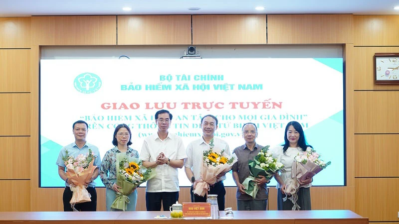 Phó Giám đốc Bảo hiểm xã hội Việt Nam Đào Việt Ánh tặng hoa khách mời, chuyên gia tham dự chương trình. (Ảnh: VSS)