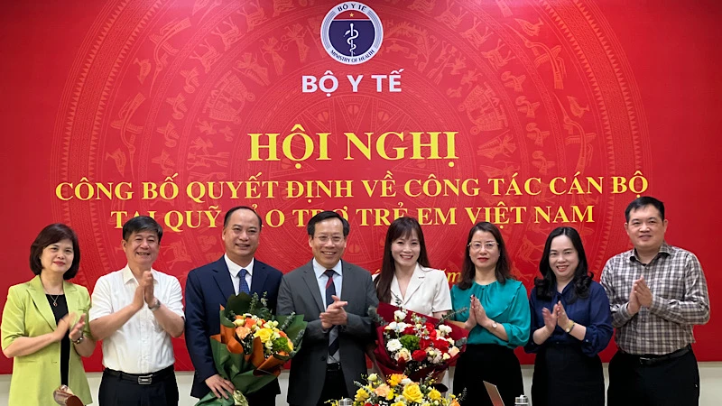 Lãnh đạo Bộ Y tế chúc mừng các đồng chí được bổ nhiệm.