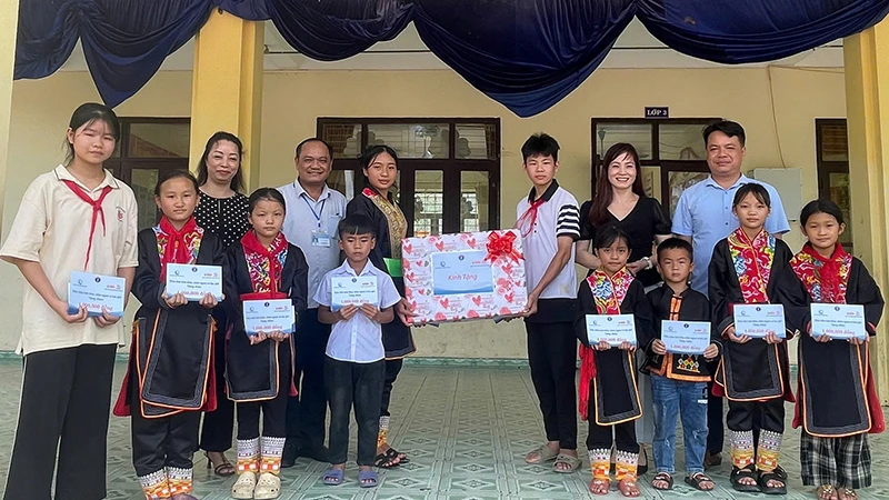 Dự án "Gói mì hạnh phúc" trao học bổng cho trẻ em cảnh khó khăn Trường tiểu học và trung học cơ sở Đồn Đặc, xã Đồn Đặc, huyện Ba Chẽ, tỉnh Quảng Ninh. (Ảnh: NFVC)