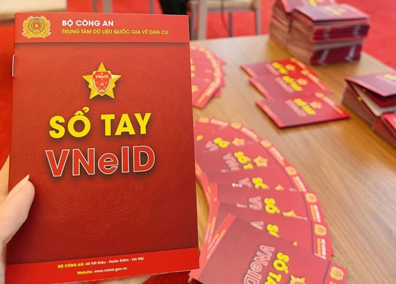 Cấp tài khoản định danh điện tử cho đại biểu Quốc hội.
