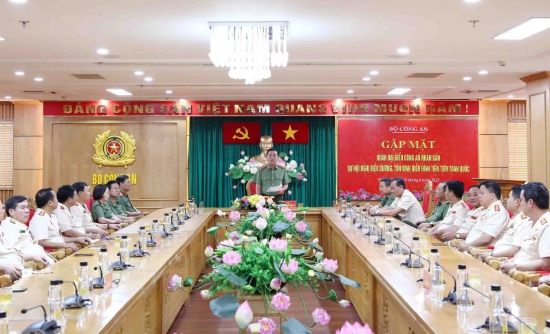 Các đại biểu tại Hội nghị biểu dương.