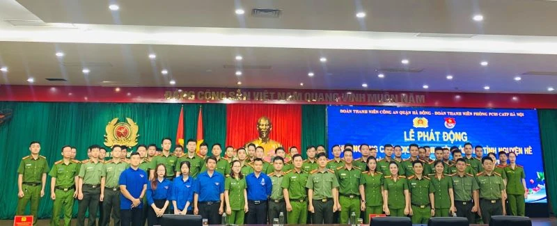 Lễ phát động và ra quân làm sạch môi trường.