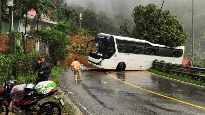 Hiện trường vụ sạt lở tại đèo Bảo Lộc chiến 3 đồng chí công an hy sinh.