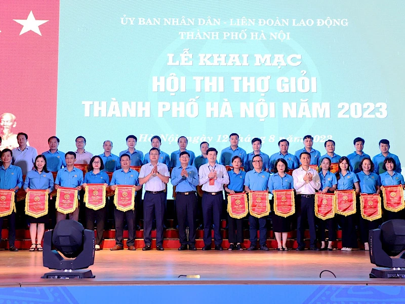 Trao cờ thi đua tặng các đơn vị dự thi.
