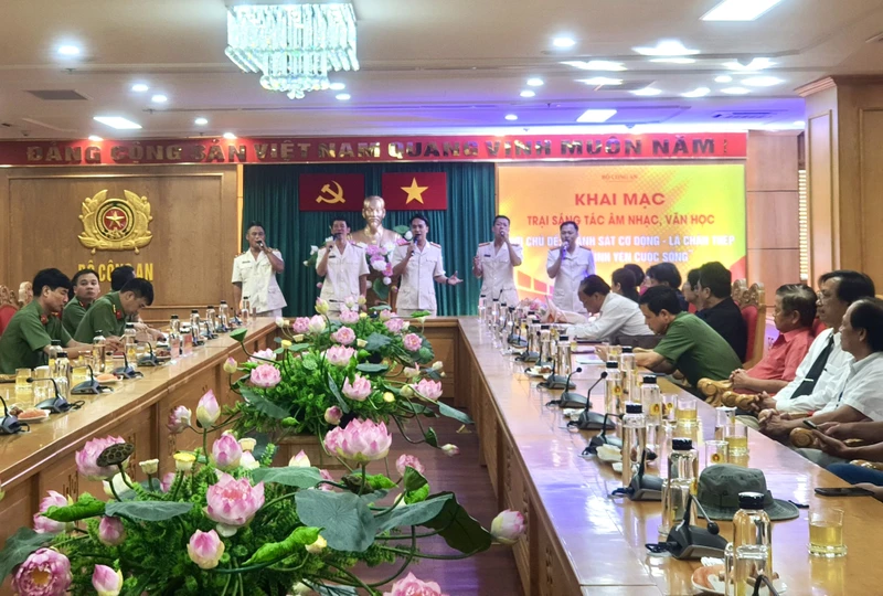 Khai mạc Trại sáng tác chủ đề "Cảnh sát Cơ động - Lá chắn thép bảo vệ bình yên cuộc sống".