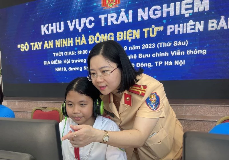 Công an quận Hà Đông hướng dẫn học sinh trải nghiệm "Sổ tay an ninh Hà Đông điện tử" phiên bản mới.