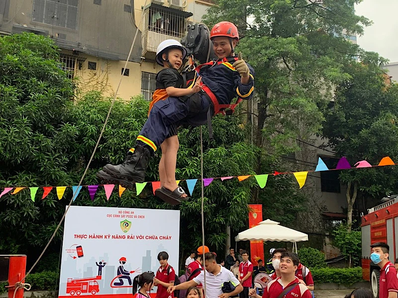 Trải nghiệm thoát nạn bằng thang dây.