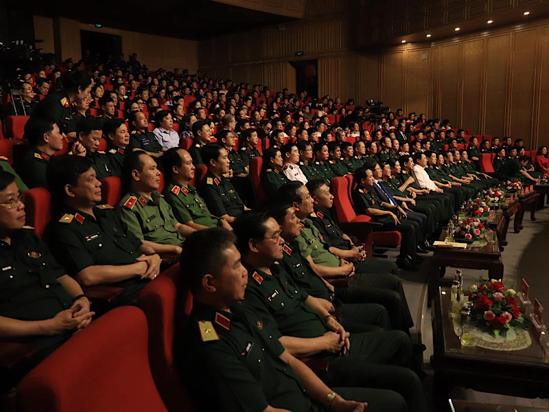 Các đại biểu dự khai mạc hội diễn.