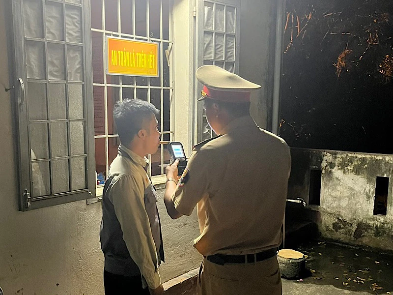 Kiểm tra nồng độ cồn đối với nhân viên gác chắn đường ngang.
