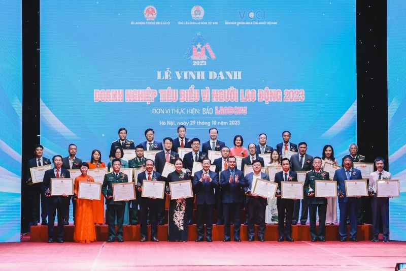 Phó Thủ tướng Lê Minh Khái và Chủ tịch Tổng Liên đoàn Lao động Việt Nam Nguyễn Đình Khang trao Bằng khen của Tổng Liên đoàn Lao động tặng 10 doanh nghiệp.