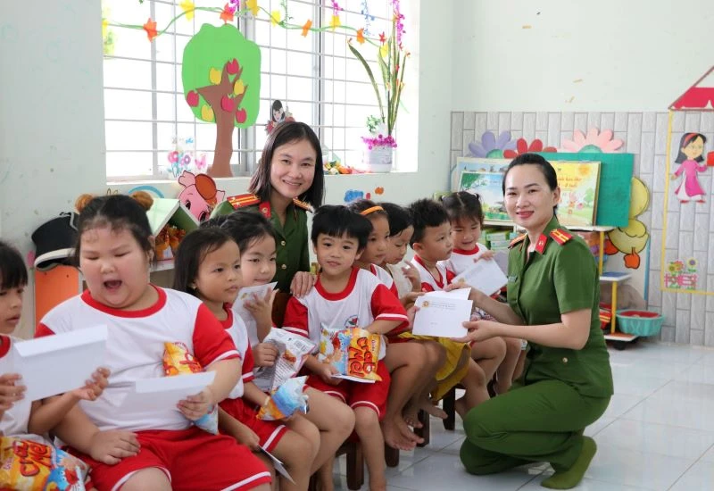 Hội Phụ nữ Cục Cảnh sát điều tra tội phạm về ma túy tặng quà cho các cháu mẫu giáo.