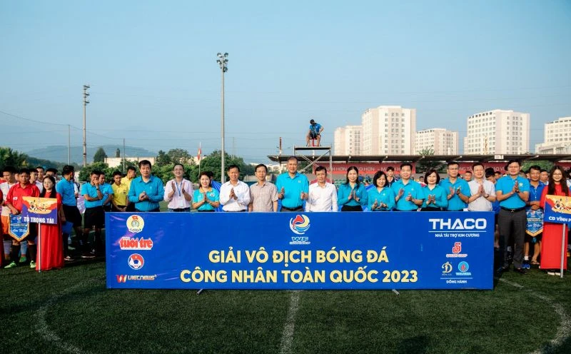 Các đại biểu chụp ảnh lưu niệm cùng các đội tranh giải.