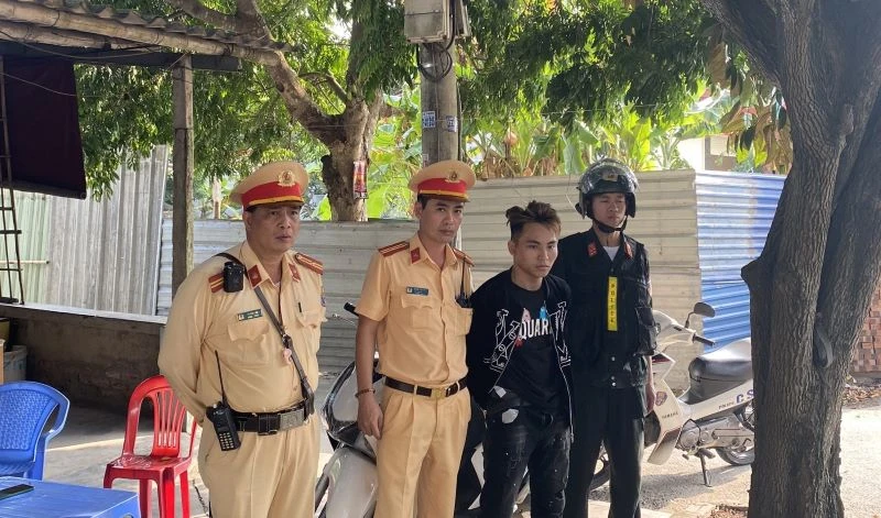 Đối tượng Nguyễn Ngọc Thành bị lực lượng chức năng bắt giữ khi đang trên đường lẩn trốn.