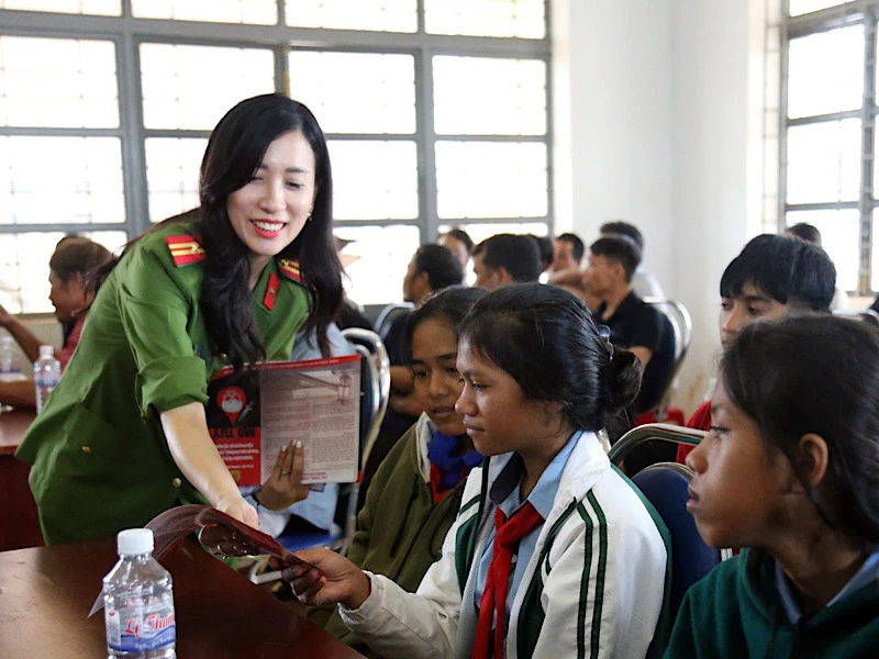 Phát tờ rơi tuyên truyền tác hại của ma túy.
