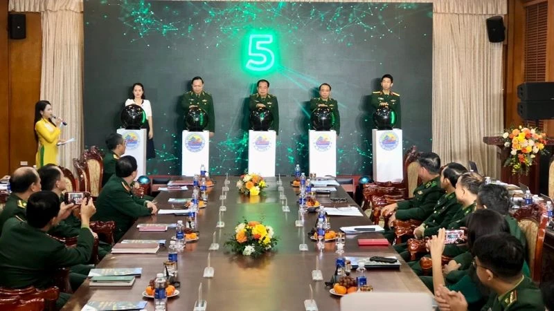 Các đại biểu tiến hành nghi thức phát động cuộc thi Tìm hiểu Luật Biên phòng Việt Nam.
