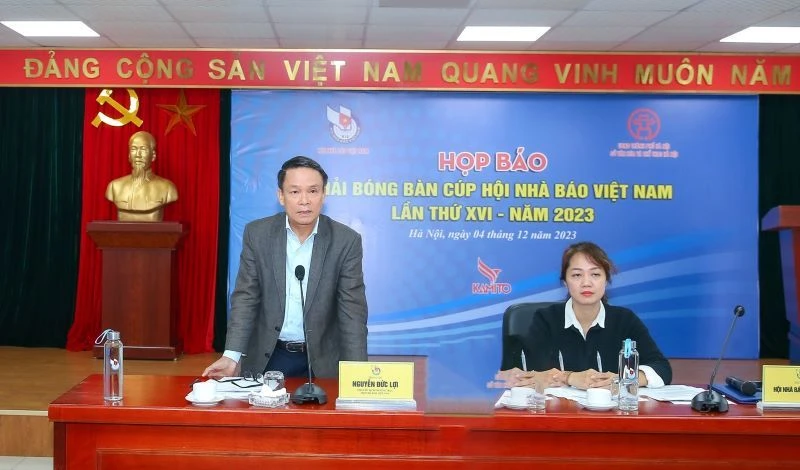 Phó Chủ tịch thường trực Hội Nhà báo Việt Nam Nguyễn Đức Lợi phát biểu tại họp báo.